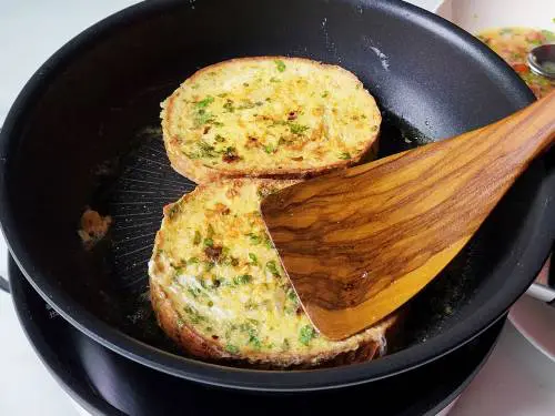 toasting the egg dipped bread