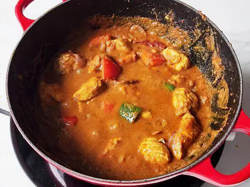 https://www.indianhealthyrecipes.com/wp-content/uploads/2023/09/kadai-chicken-karahi-chicken-018.jpg.webp