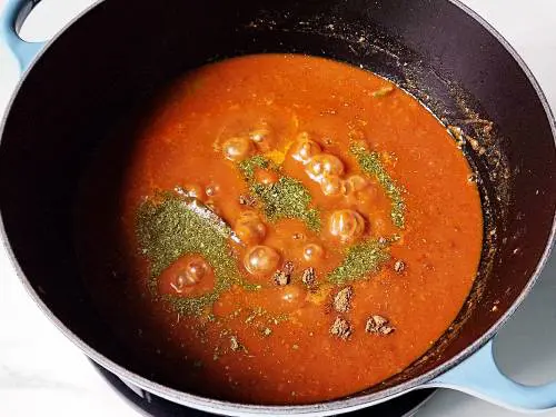 kasuri methi and garam masala sprinkled over rajma