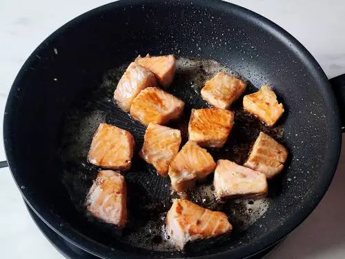 https://www.indianhealthyrecipes.com/wp-content/uploads/2023/09/salmon-rice-bowl-012.jpg.webp