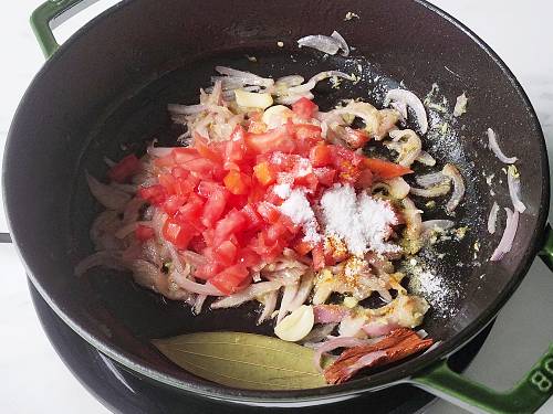 saute tomatoes with salt
