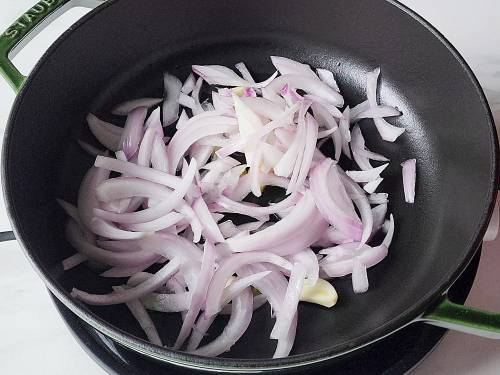 frying onions to make malai chicken