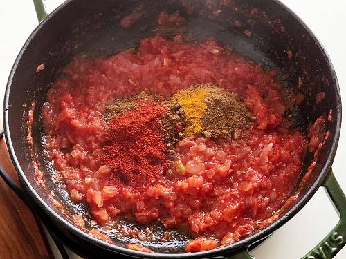 spices to make onion tomato masala