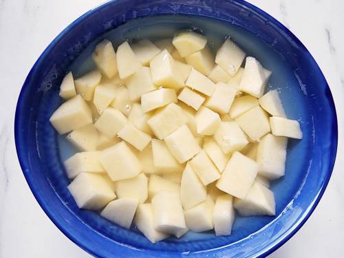 aloo soaked in water