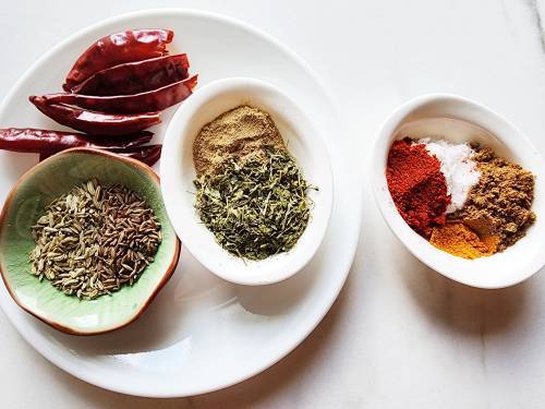 whole and ground spices for brown lentils