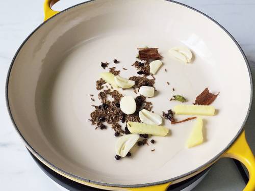 temper spices in oil