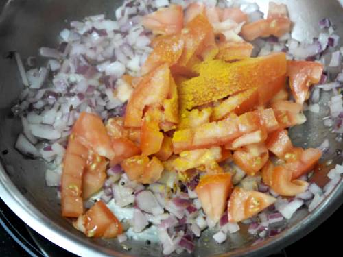 saute tomatoes to make beans curry