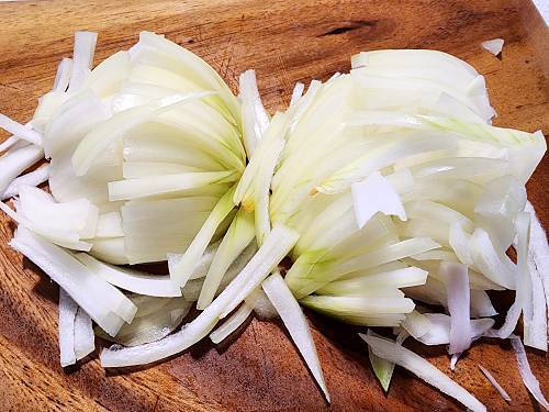 sliced onions for bhaji