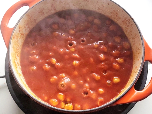 chickpeas makhani simmering