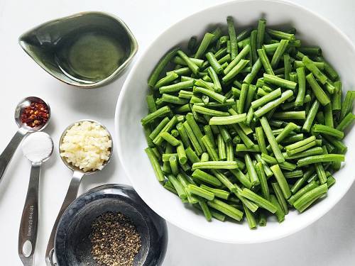 ingredients to make garlic green beans