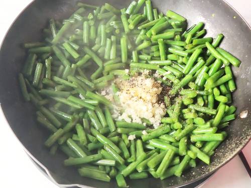 adding butter garlic and pepper on the green beans