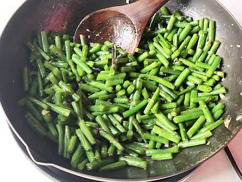 a drizzle of liquid to losen the browned garlic