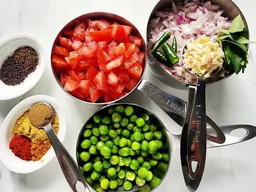 ingredients to make brinjal curry