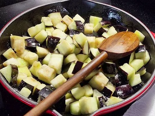 sprinkle salt to pan fry