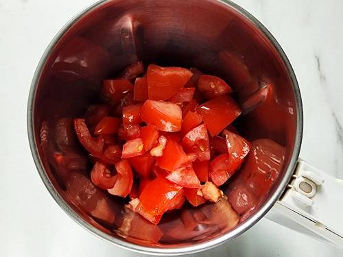 tomatoes in a blender to make jalfrezi sauce