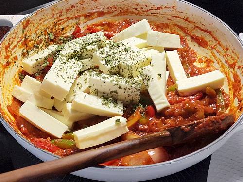 sprinkling kasuri over paneer