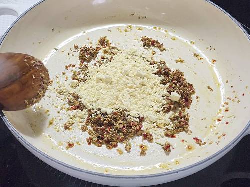 adding besan to kachori filling