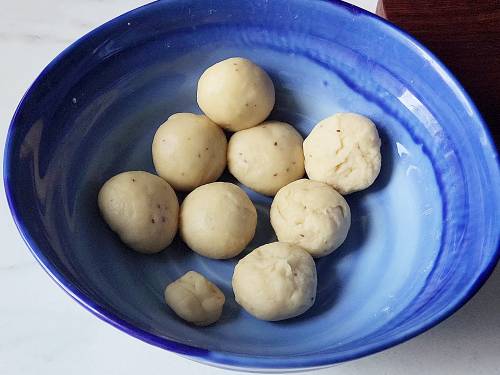 dough balls to make khasta kachori