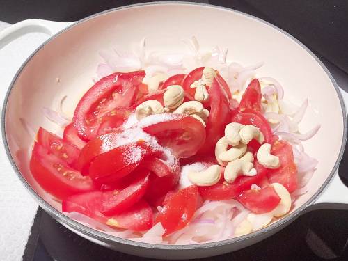 sauteing tomatoes cashews for butter paneer