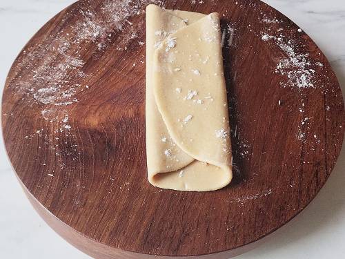 sprinkle of ghee and flour over the layered dough