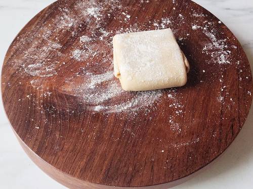 flour sprinkle over dough