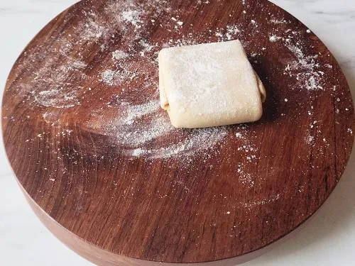flour sprinkle over dough