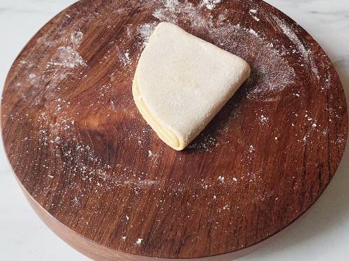 shaping and rolling triangle paratha