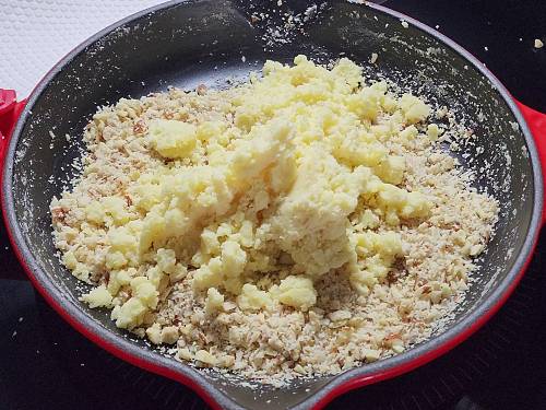 mixing the cooled mawa