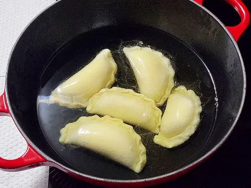 frying gujiya in oil