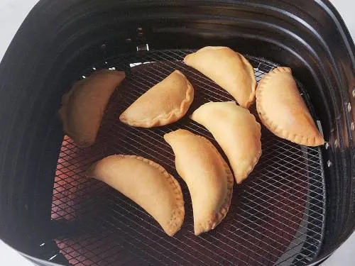 air fried gujiya in a basket