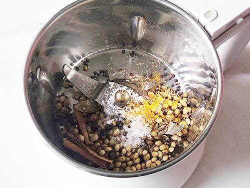 spices to make vindaloo paste