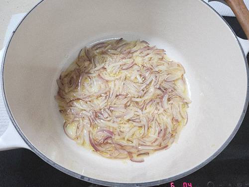 red onions frying in ghee for dum ka chicken