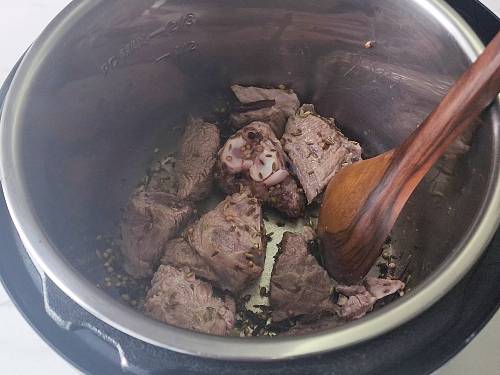 searing mutton to make yakhni