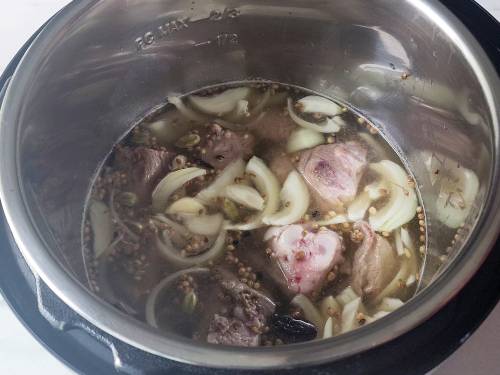 adding water to make yakhni