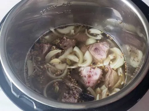 adding water to make yakhni