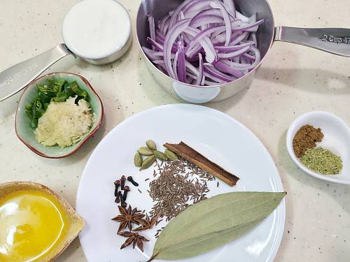 ingredients to make the yakhni pulao