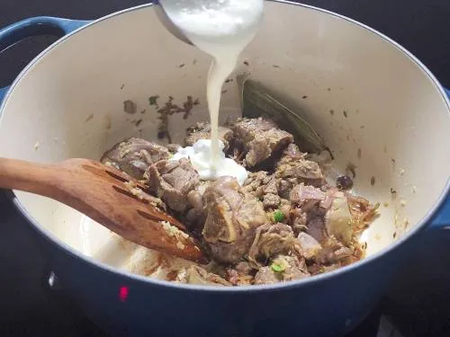 saute mutton in yogurt