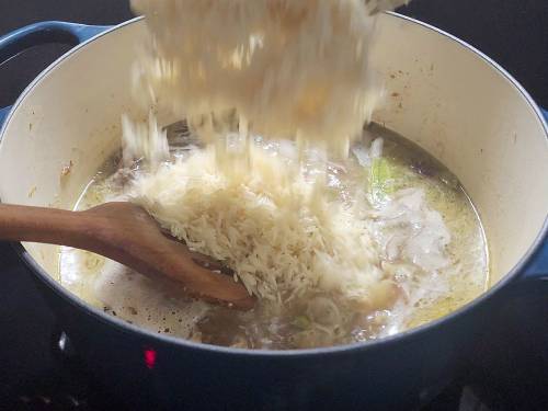 adding rice to yakhni