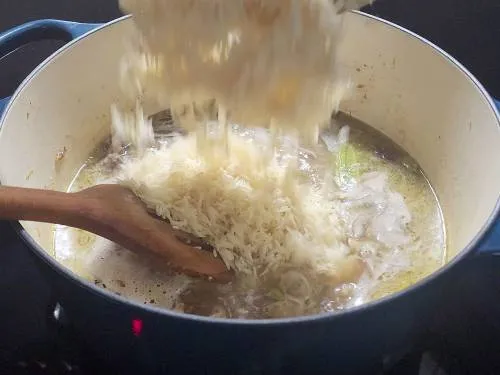 adding rice to yakhni