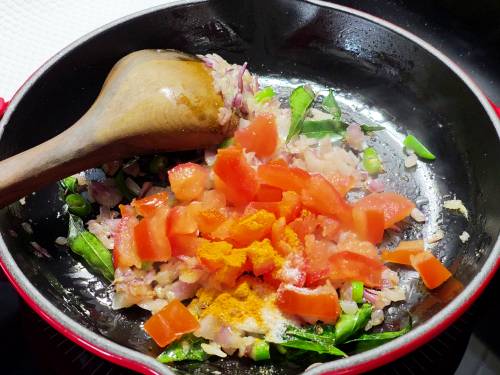 cooking tomatoes with turmeric and salt