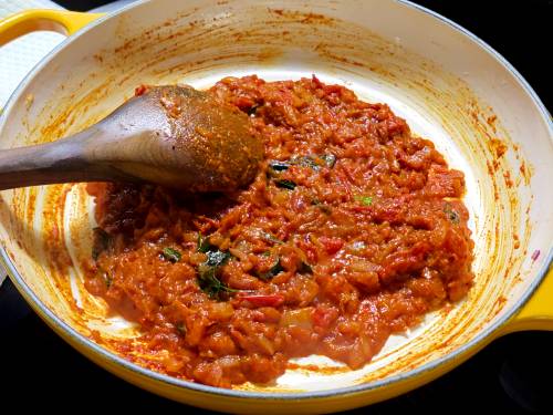 sauteing onion tomato masala